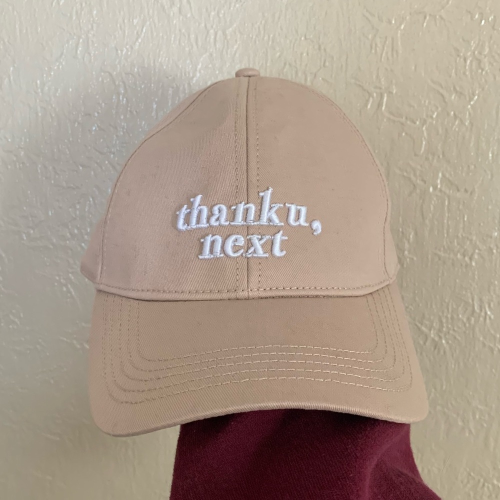 Ariana Grande hat